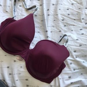 Never worn Victoria’s Secret T-shirt bra 38DDD